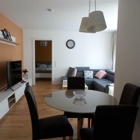 Spacious, Modern 1-Bdrm Apt Near Vic & Austria Ctr Viena Exterior foto
