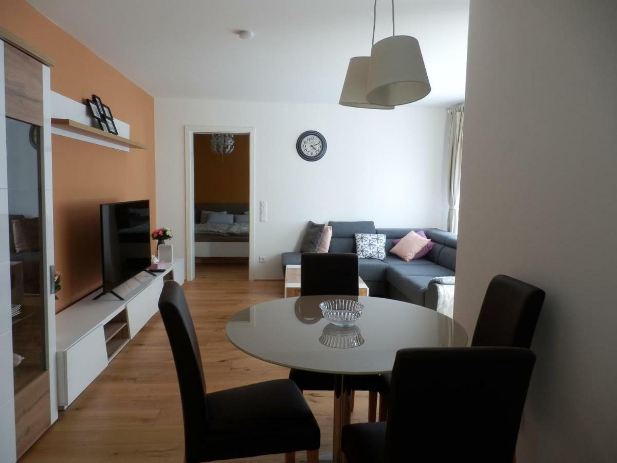 Spacious, Modern 1-Bdrm Apt Near Vic & Austria Ctr Viena Exterior foto