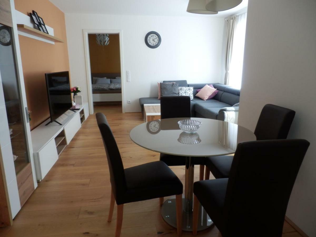 Spacious, Modern 1-Bdrm Apt Near Vic & Austria Ctr Viena Exterior foto