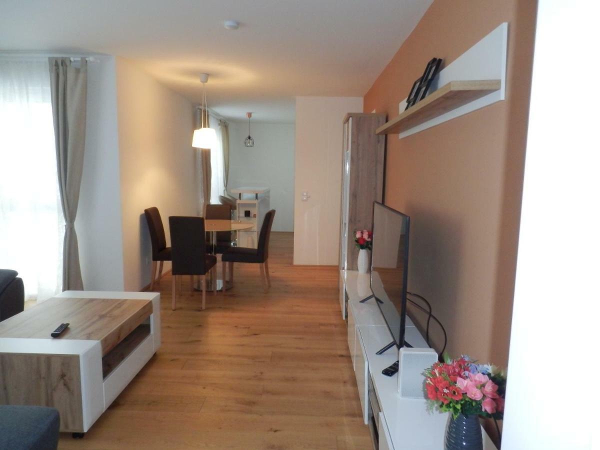 Spacious, Modern 1-Bdrm Apt Near Vic & Austria Ctr Viena Exterior foto