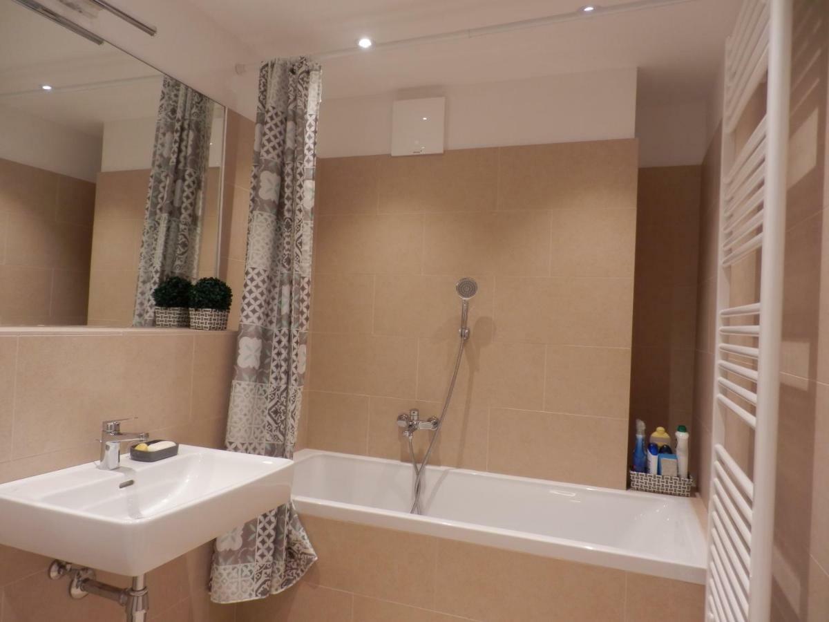 Spacious, Modern 1-Bdrm Apt Near Vic & Austria Ctr Viena Exterior foto