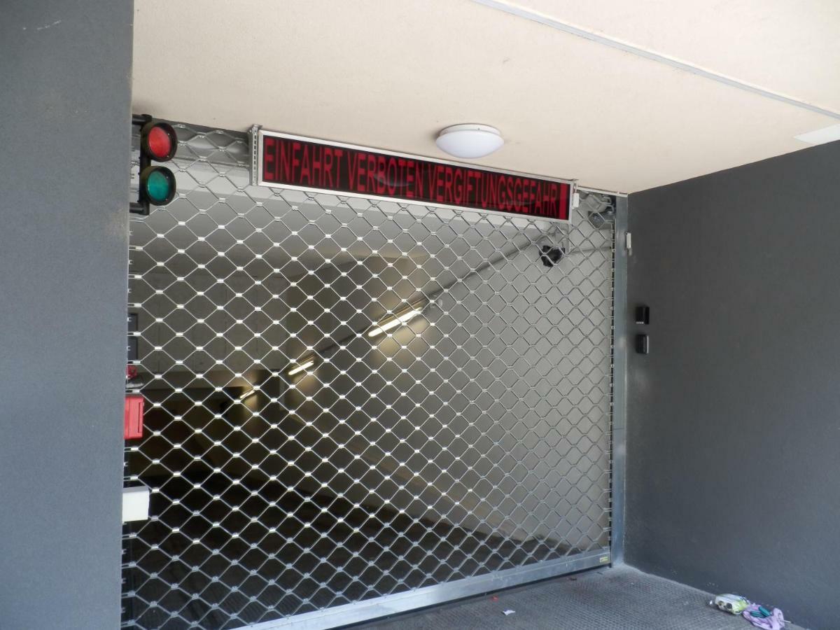 Spacious, Modern 1-Bdrm Apt Near Vic & Austria Ctr Viena Exterior foto
