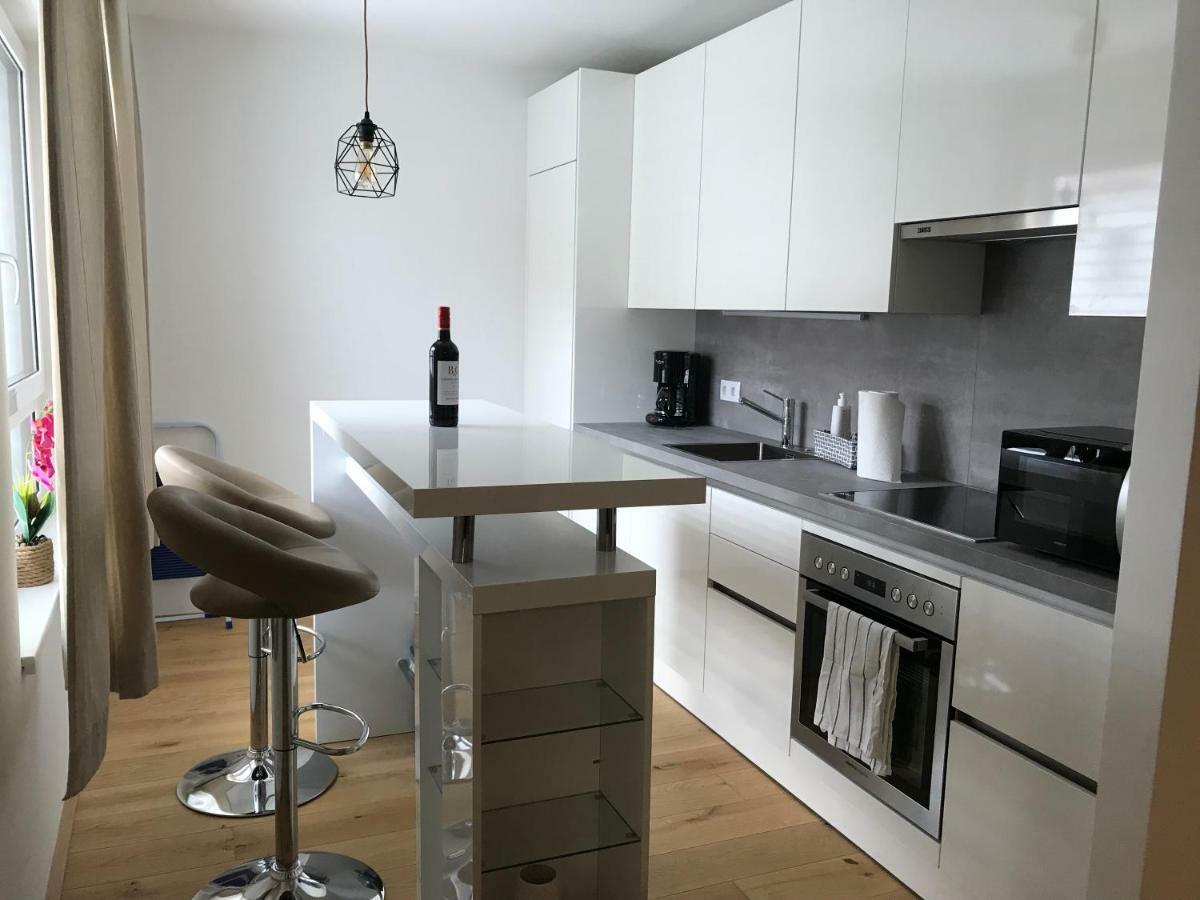 Spacious, Modern 1-Bdrm Apt Near Vic & Austria Ctr Viena Exterior foto