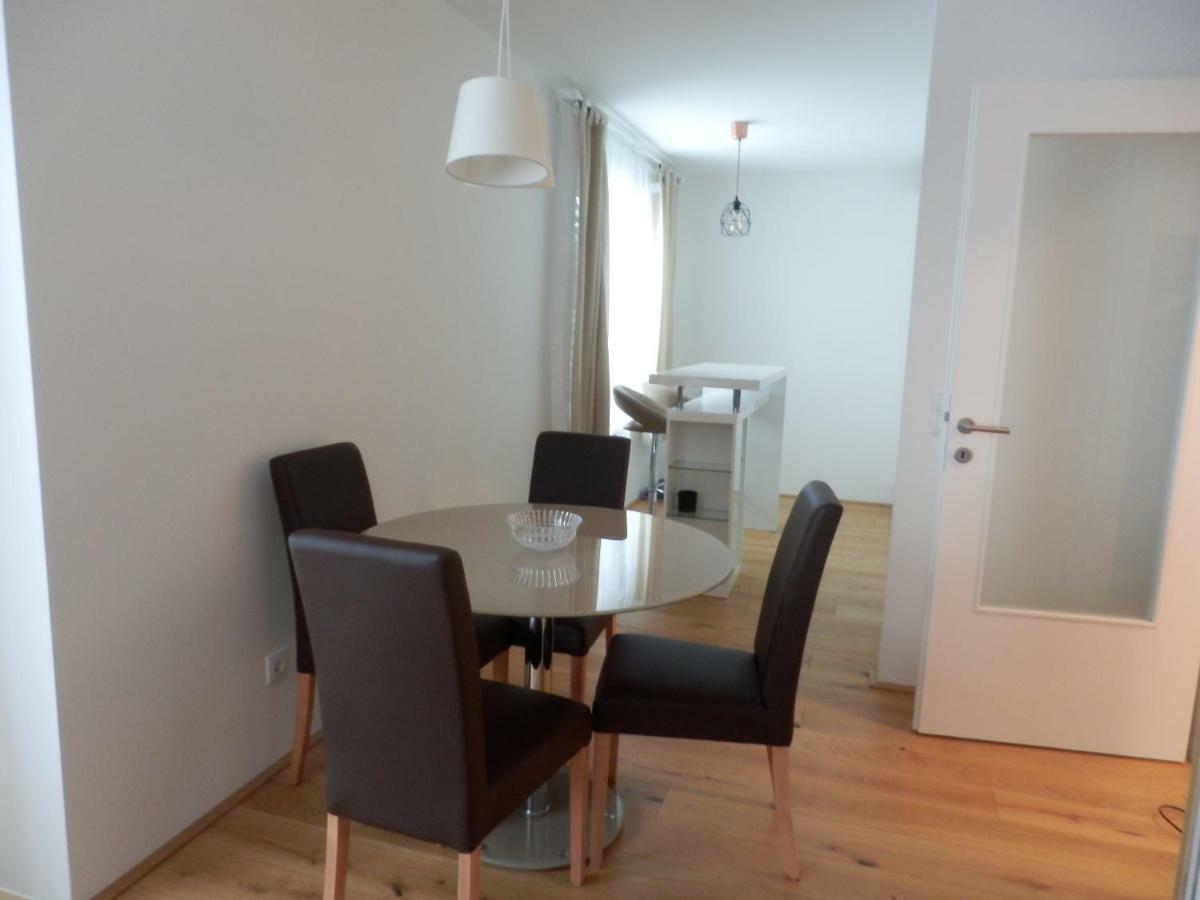 Spacious, Modern 1-Bdrm Apt Near Vic & Austria Ctr Viena Exterior foto