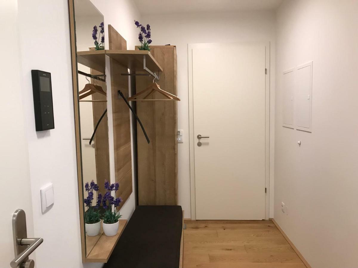 Spacious, Modern 1-Bdrm Apt Near Vic & Austria Ctr Viena Exterior foto