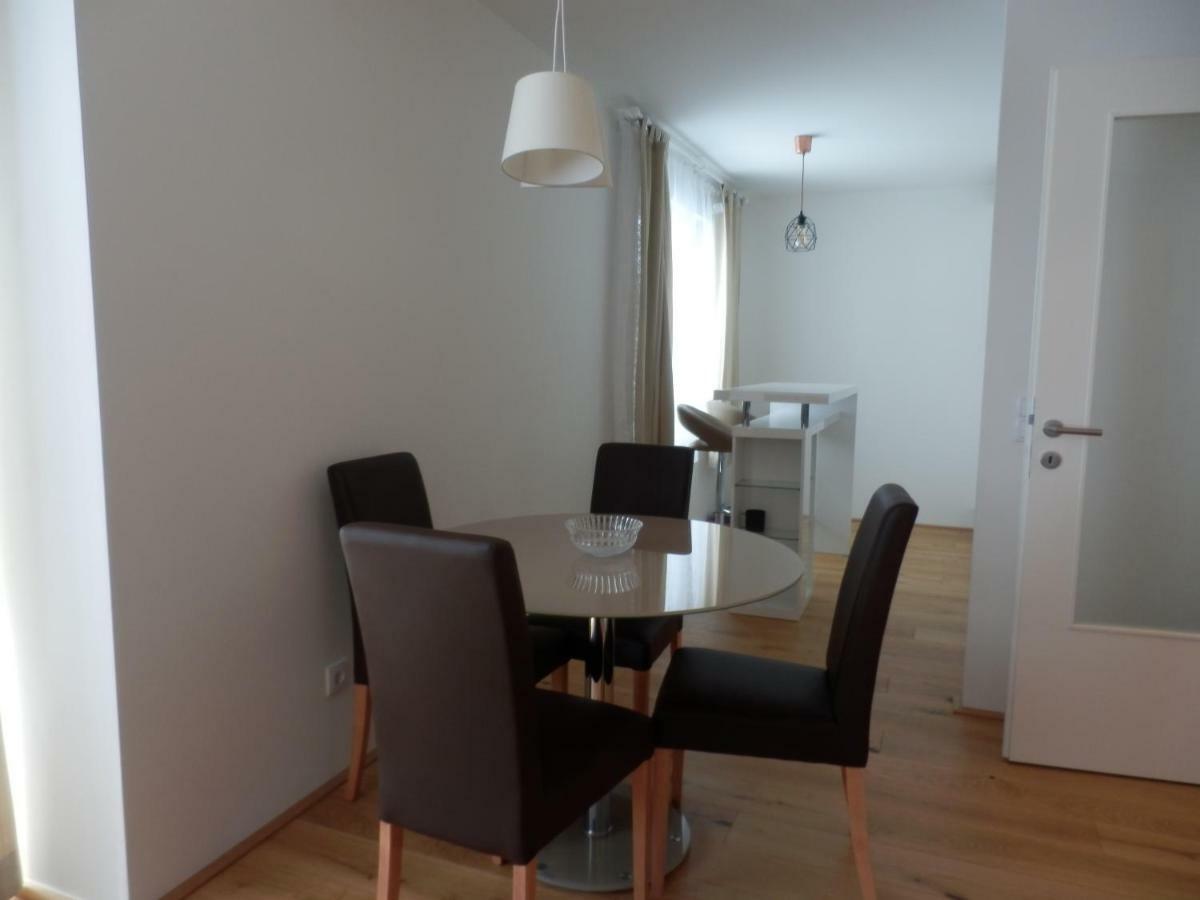 Spacious, Modern 1-Bdrm Apt Near Vic & Austria Ctr Viena Exterior foto