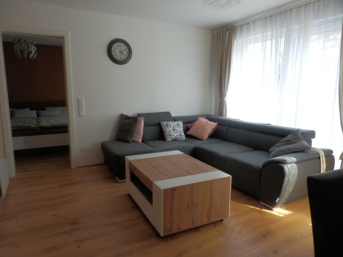Spacious, Modern 1-Bdrm Apt Near Vic & Austria Ctr Viena Exterior foto
