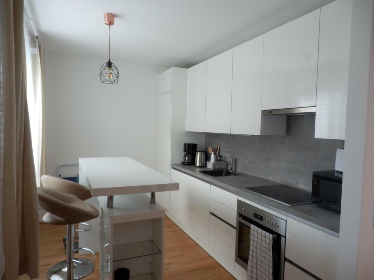 Spacious, Modern 1-Bdrm Apt Near Vic & Austria Ctr Viena Exterior foto