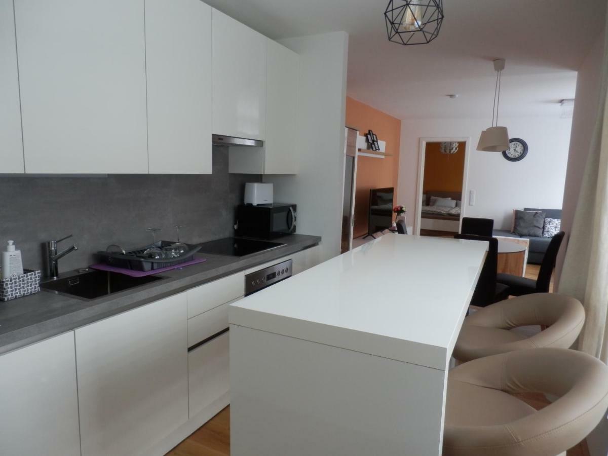 Spacious, Modern 1-Bdrm Apt Near Vic & Austria Ctr Viena Exterior foto