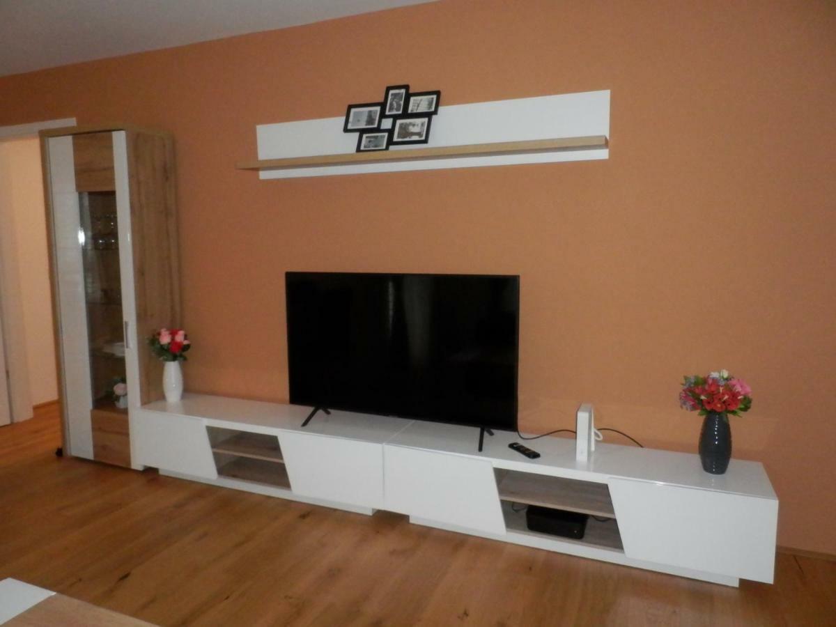 Spacious, Modern 1-Bdrm Apt Near Vic & Austria Ctr Viena Exterior foto