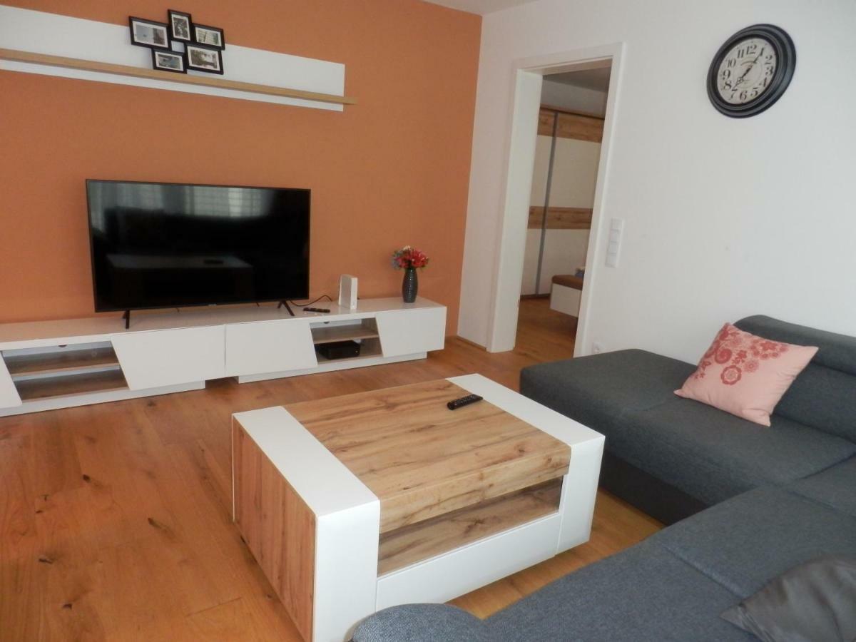 Spacious, Modern 1-Bdrm Apt Near Vic & Austria Ctr Viena Exterior foto