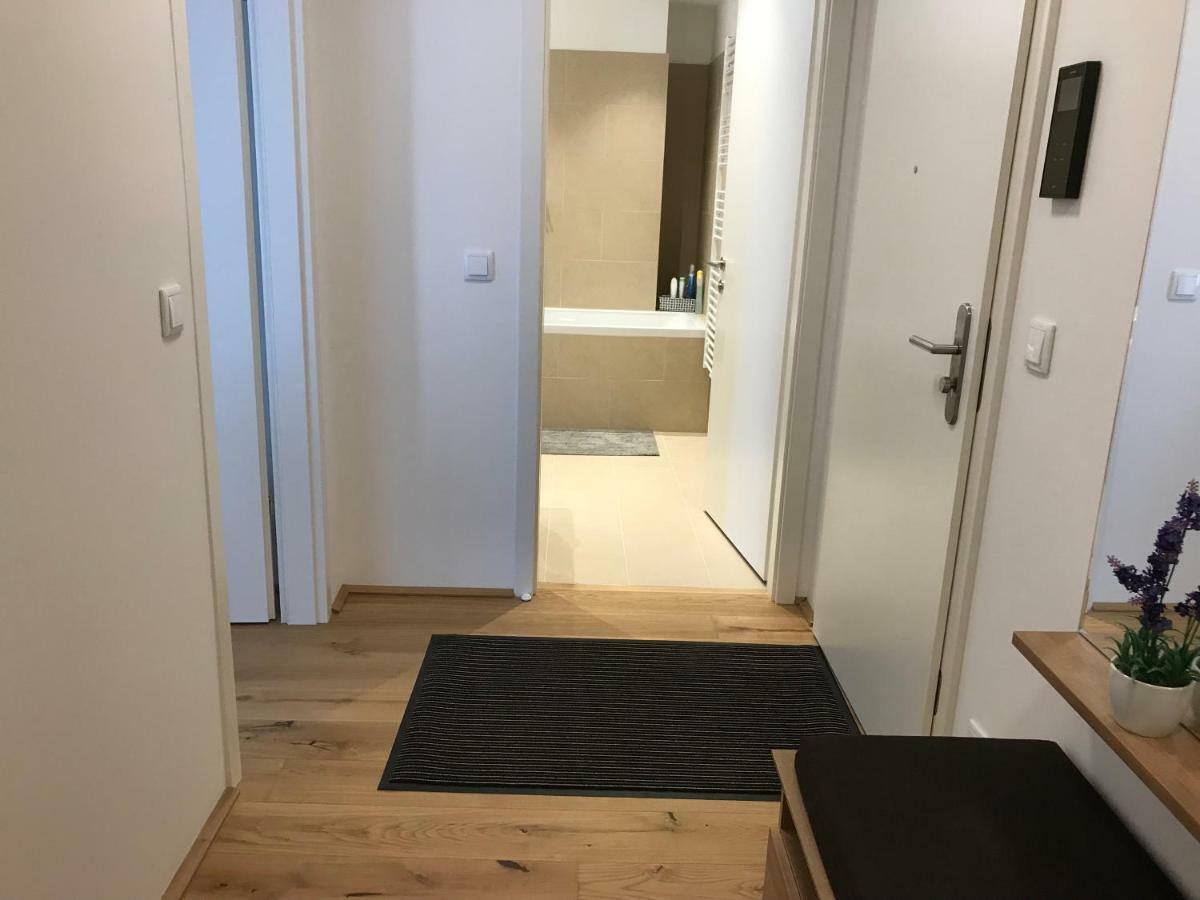 Spacious, Modern 1-Bdrm Apt Near Vic & Austria Ctr Viena Exterior foto