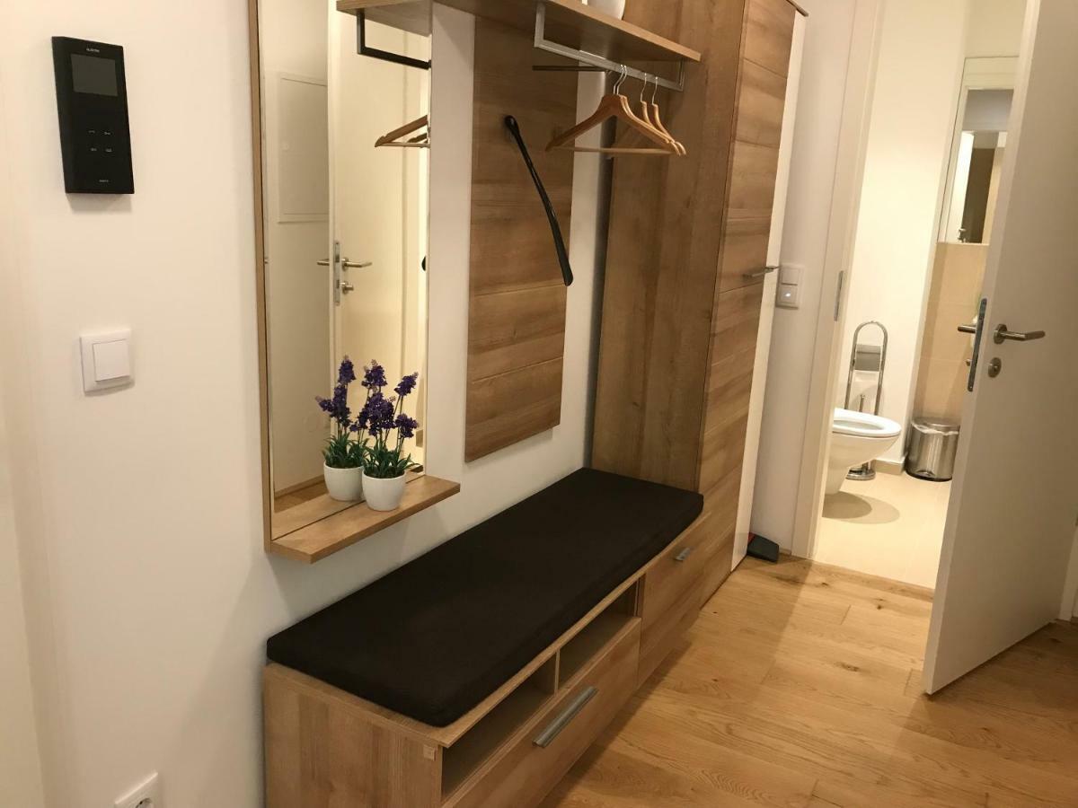 Spacious, Modern 1-Bdrm Apt Near Vic & Austria Ctr Viena Exterior foto