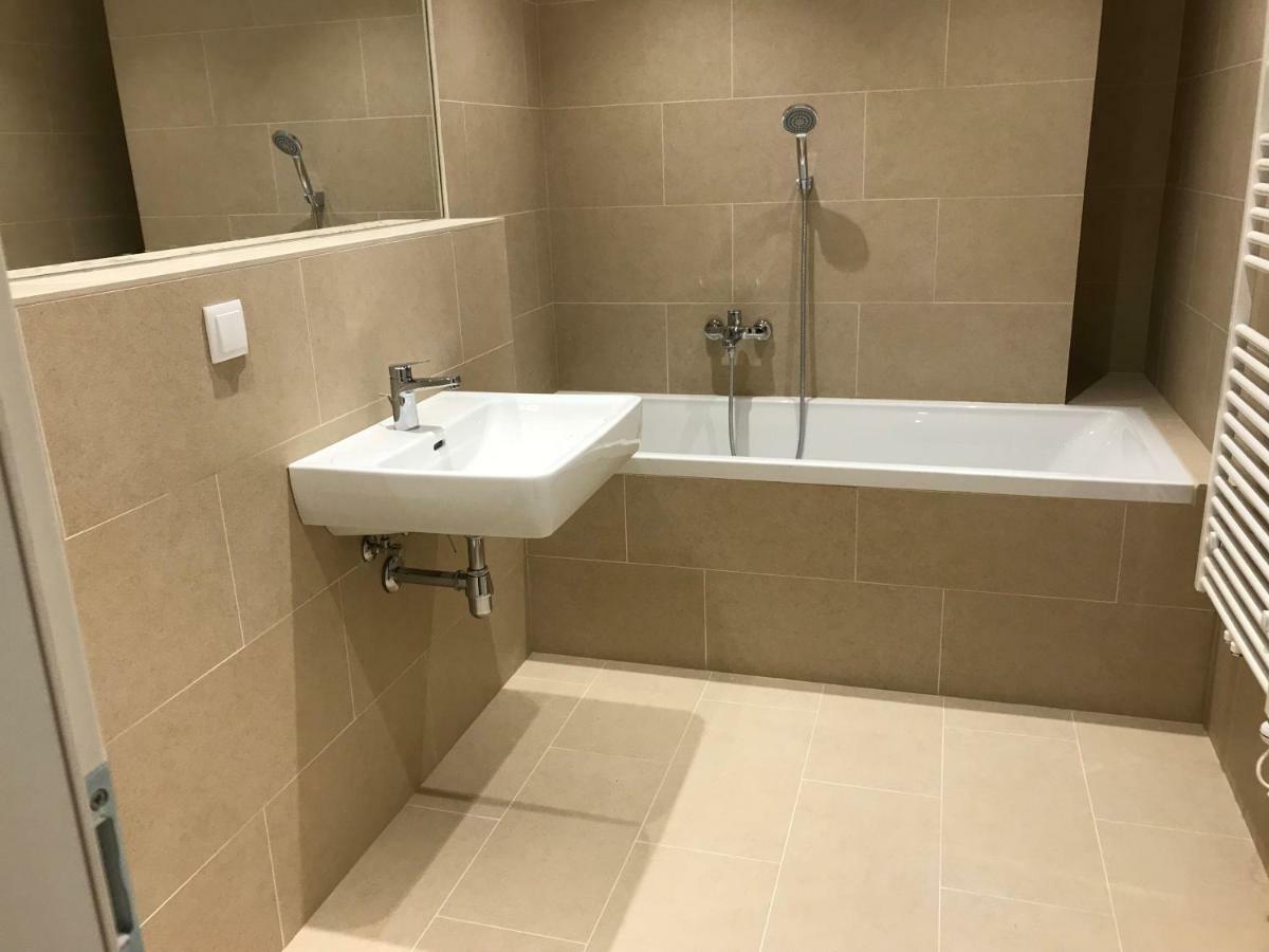 Spacious, Modern 1-Bdrm Apt Near Vic & Austria Ctr Viena Exterior foto