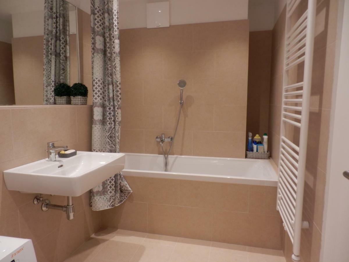 Spacious, Modern 1-Bdrm Apt Near Vic & Austria Ctr Viena Exterior foto