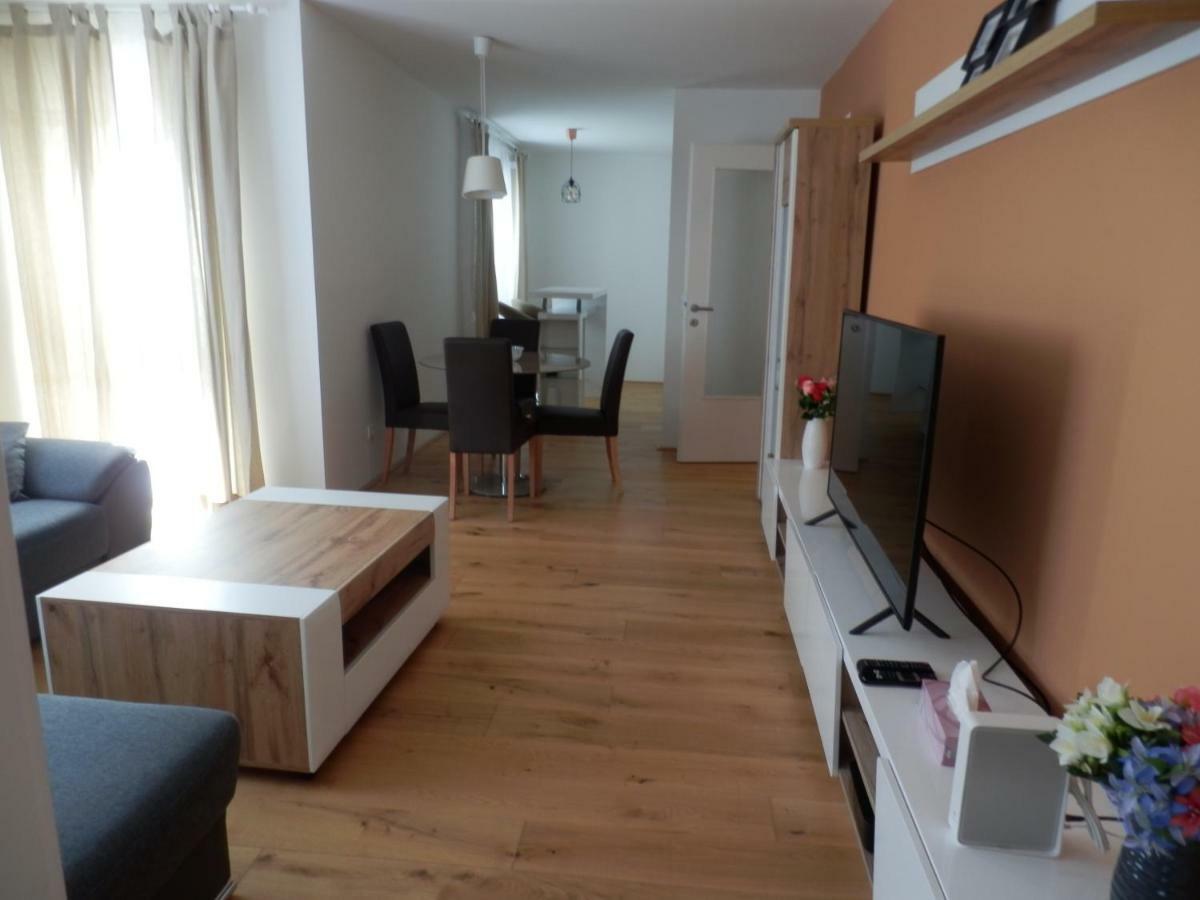 Spacious, Modern 1-Bdrm Apt Near Vic & Austria Ctr Viena Exterior foto