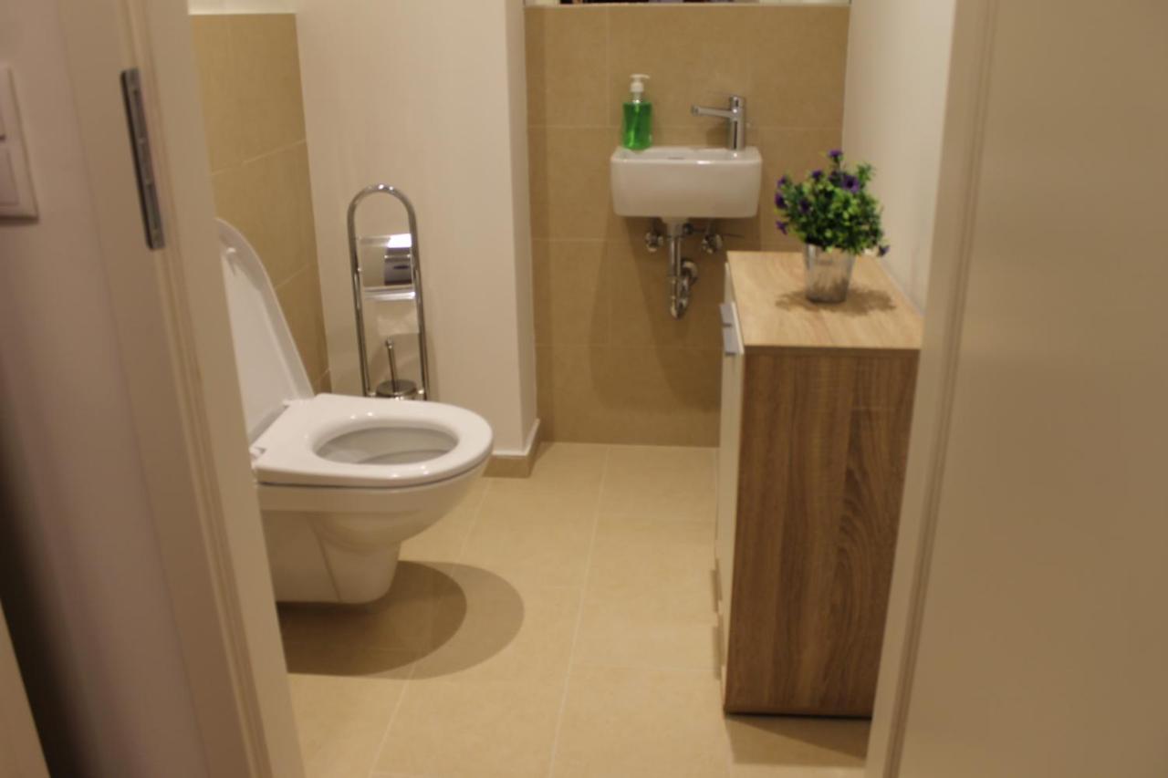 Spacious, Modern 1-Bdrm Apt Near Vic & Austria Ctr Viena Exterior foto