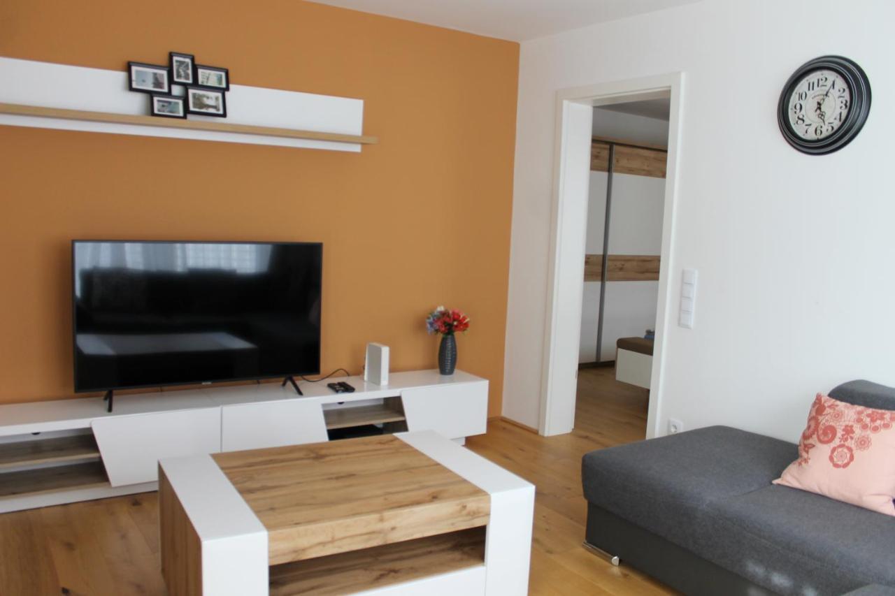 Spacious, Modern 1-Bdrm Apt Near Vic & Austria Ctr Viena Exterior foto