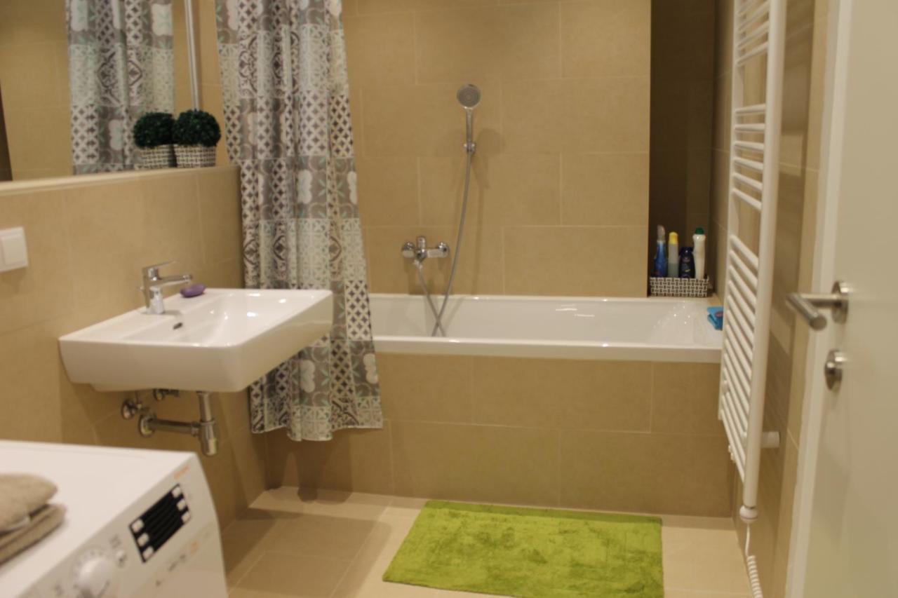 Spacious, Modern 1-Bdrm Apt Near Vic & Austria Ctr Viena Exterior foto
